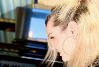 Nyna Dubois - Professionelle Sängerin mit eigener Pianobegleitung (Pop/Jazz