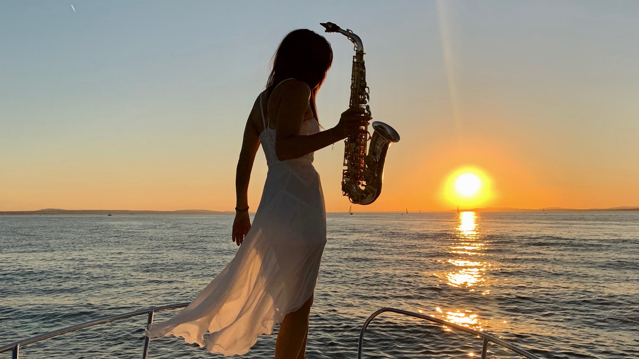 Музыка для тебя. Девушка с саксофоном. Саксофон и море. Саксофонист на закате. Саксофонист на море.