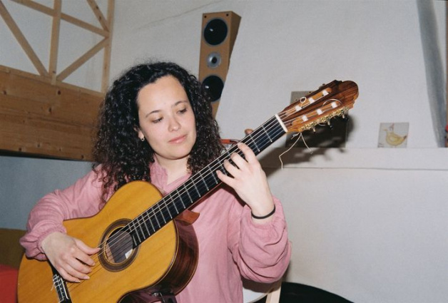 Ana Maria (guitar &amp;amp; voice) — photo 2
