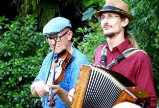 Die Melodikanten - Musikalische Weltreise mit Geige und Akkordeon