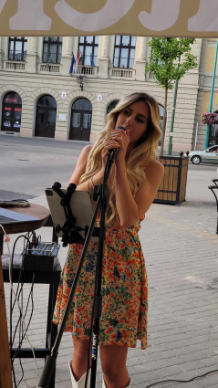 Victoria July live singer — photo 3
