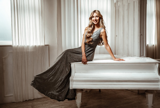 Victoria July live singer