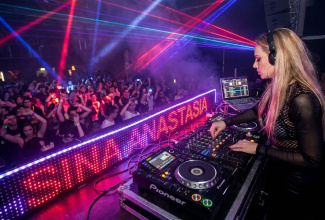 Sina Anastasia ( DJ + Live Gesang )