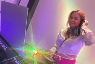 Sina Anastasia ( DJ + Live Gesang )